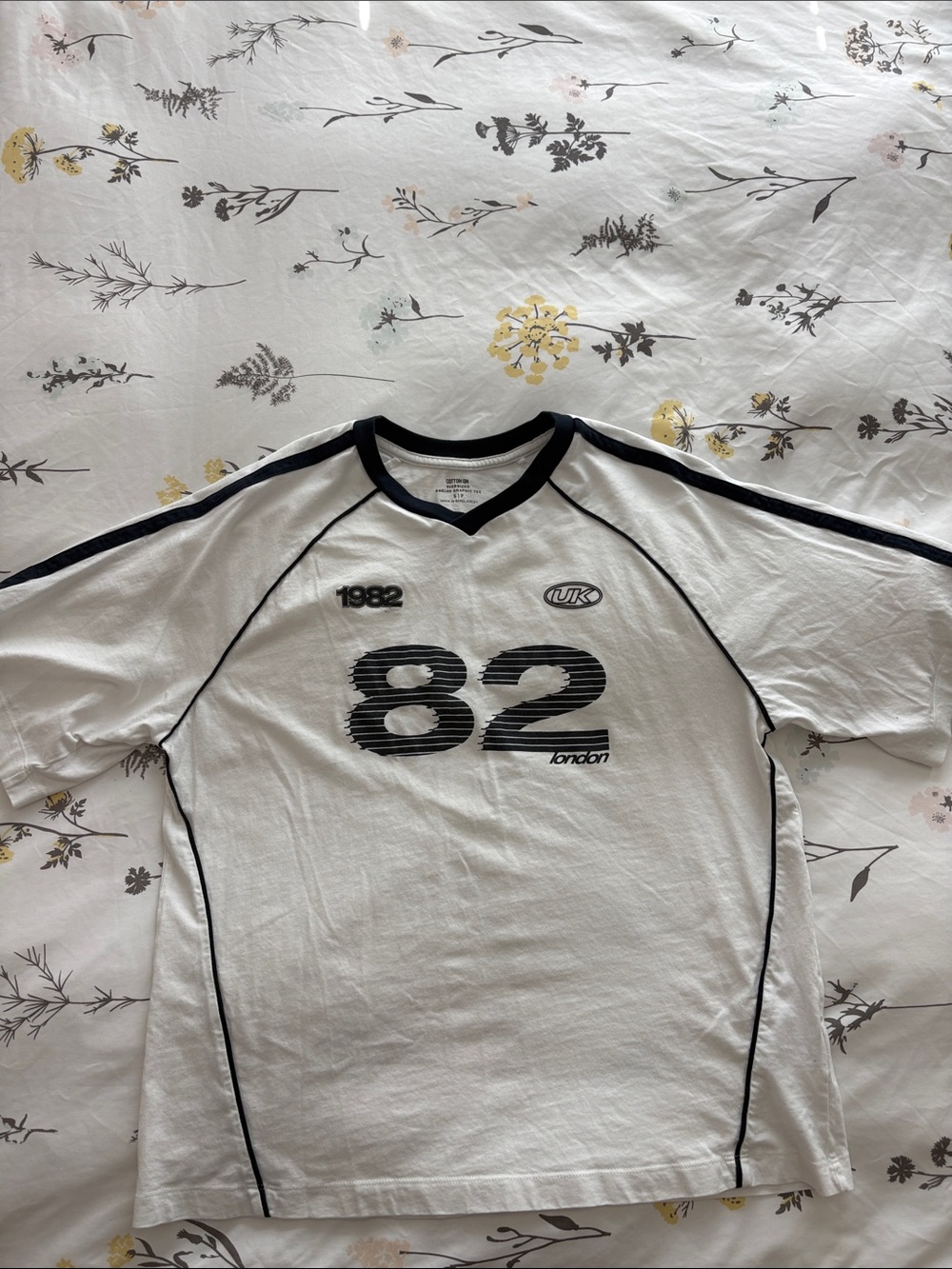 Cotton On White and Black '82 Graphic V-Neck Shirt